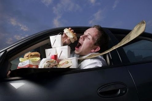 makan di mobil