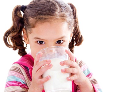 anak minum segelas susu