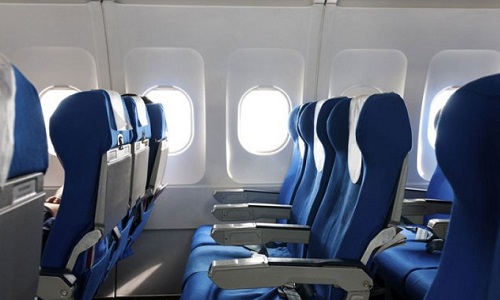 tempat duduk biru pesawat